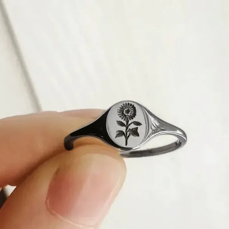 Minimalist Floral Niche Design Ring — Swuffy