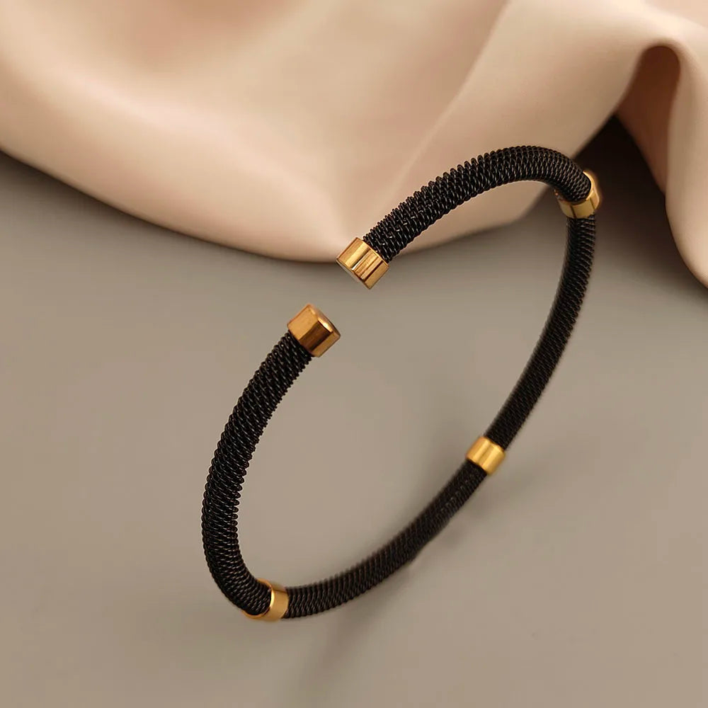 Exquisite Classic Cylindrical Pattern Bracelet — Swuffy