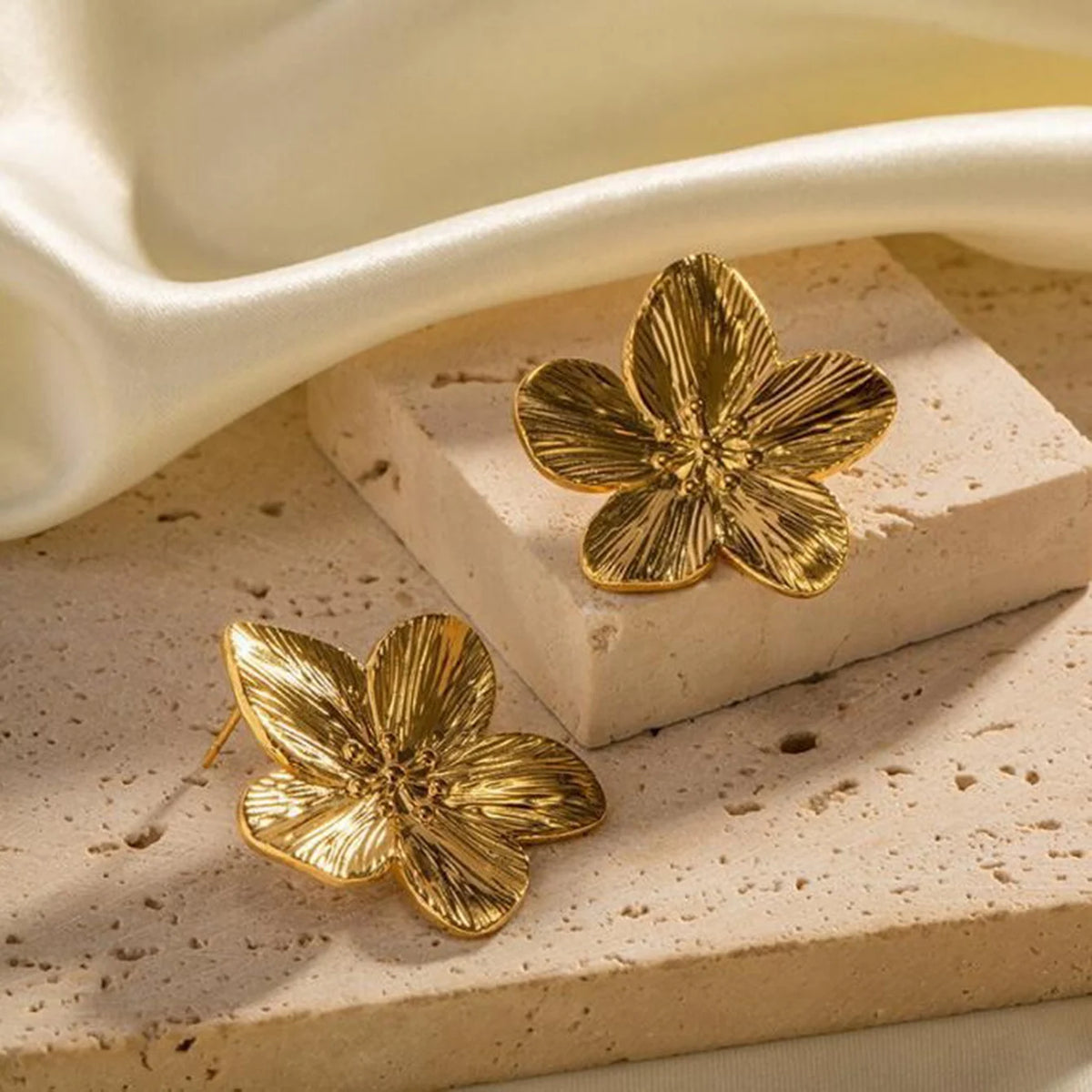 Vintage Flower Stud Earrings — Swuffy